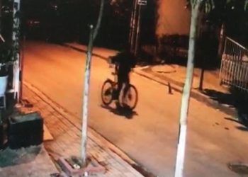 Tritoli në servis, shihni momentin kur autorët e plasin dhe largohen me biçikletë (VIDEO)