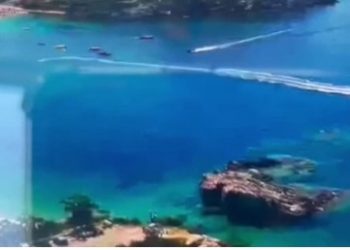 Aksidenti në Jalë, shihni momentin kur gomonia merr para dy pushuesit në shezlong (VIDEO)