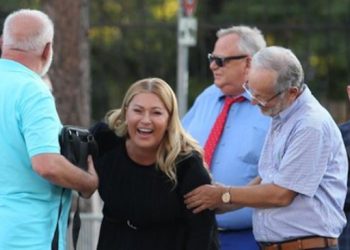 Ceremonia e Presidentit të ri/ E ftuar “shefja” e TCH, shihni momentin e sikletshëm që i ndodhi (FOTO)