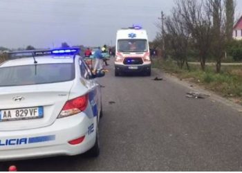 Makina del nga rruga, dërgohet në spital pasagjerja