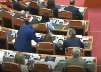 VIDEO/ “Pse ia dhe minutat e tua Berishës?” Alibeaj filmohet teksa i kërkon llogari Alizotit