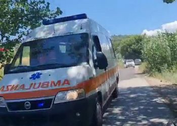 Makina përplaset me barrierën dhe përfundon poshtë rrugës, plagosen dy të rinjtë