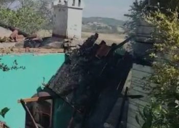 Përfshihet nga flakët shtëpia në Durrës, detajet e para