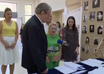 Ekspozita për 45-vjetorin e poetëve Leka e Blloshmi, Berisha: Diamante të letërsisë!