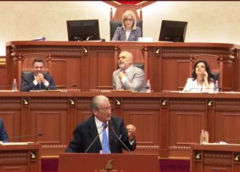 “Ky shiste ikona kur Kosova mbulohej me gjak”, Berisha i përgjigjet Ramës me mikrofon të mbyllur