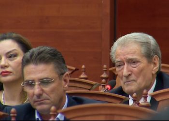 Rama me xhaketë rozë në Kuvend/ Berisha: Vish çdo lloj xhakete ti, ngjyrën e hajdutit nuk e heq…