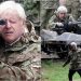 I veshur me rroba kamuflazhi, Johnson i bashkohet ukrainasve: Hedh granata dhe… (VIDEO)