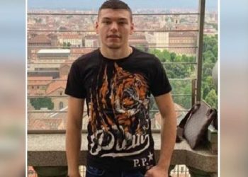 I vranë kushëririn para një javë, biznesmeni i bën dedikimin tek varri (FOTO)