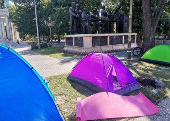 Protestuesit ngritën kampe para Kuvendit, policia bastis çadrat