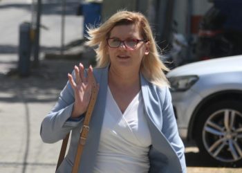 Incidenti/ Anëtares së KPK i ngec taka teksa hyn në SPAK, mbetet me një këpucë (FOTO)