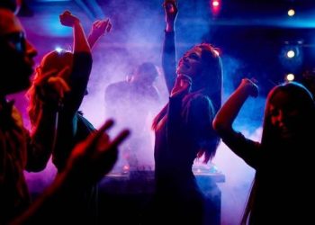 Ish-konkurrenti i “Për’puthen” flet për videon e vajzës në klubin e Sarandës: Kur bën pisllëqe… (FOTO)