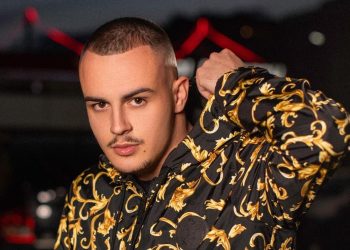 Pas këngës së re, këngëtari shqiptar bën gjestin e veçantë ndaj Don Xhonit (FOTO)