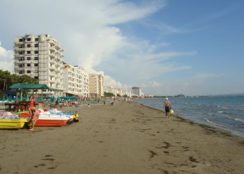 Durrës/ Gjendet i pajetë në breg të detit një 22-vjeçar