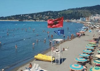 Fatkeqësitë në bregdetin shqiptar/ Bashkitë nuk “zënë mend”, mungojnë rojet e plazhit