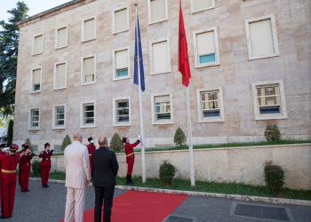 Flamuri i Unionit krah atij shqiptar në çdo institucion, reagon Delegacioni i BE-së