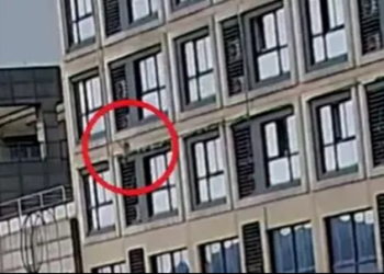 Dyvjeçarja bie nga kati i 5 i një pallati, por… (FOTO)