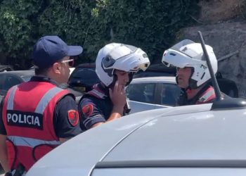Të shtënat në Vlorë/ Autori ia mbathi, momenti kur FNSH kap të afërmin e tij (Foto)