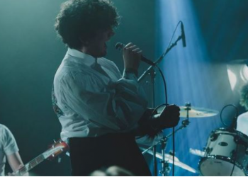 “Gjyshja ime ka parë tmerre”, rrëfehet këngëtari shqiptar: S’do t’i harroj kurrë sytë e saj