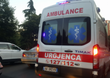 Plagosja me thikë e 15-vjeçarit në Kamëz, ende asnjë gjurmë nga autori 13-vjeçar