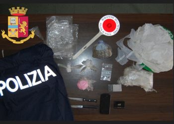 Fshihnin drogën në bodrum dhe ia shpërndanin klientëve, arrestohen banakierët shqiptarë në Itali