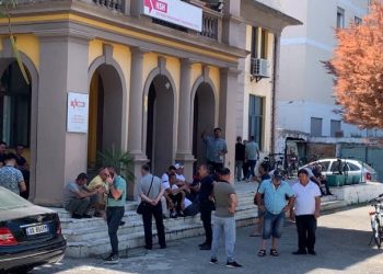 I larguan nga puna pa arsye, punonjësit e hekurudhës në Durrës ngrihen në protestë