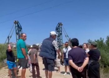 Fermerët e 2 fshatrave në Sarandë dalin në protestë: Jemi të izoluar, kryebashkiaku na ka mbyllur derën