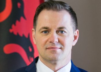 Makinat luksoze zhdoganohen si mjete të dëmtuara/ Zbulohet dokumenti i një tjetër skandali të Gent Gazhelit