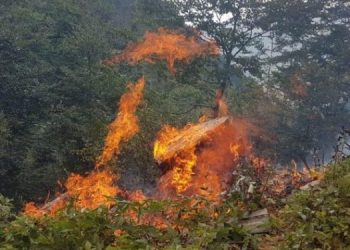 VIDEO/ Zjarr i fuqishëm në malin e Holtës, shpërthejnë municionet luftarake
