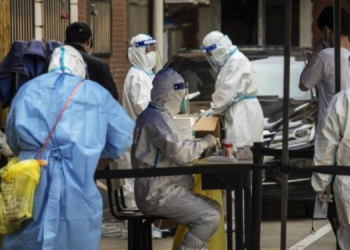 Pamje apokaliptike nga Kina, infermierët “shemben” në mes të rrugës (VIDEO)