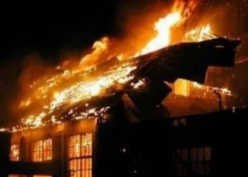 Merr flakë kompania private në Elbasan, shkak shkëndija elektrike në prizën e kondicionerit