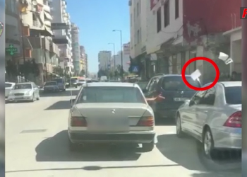 Hodhi tufë mbeturinash nga xhami i makinës, “e pëson” shoferi në Fier (VIDEO)