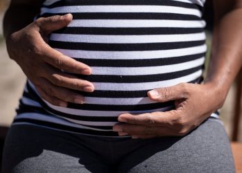 Horror! Burri vret me hanxhar gruan shtatzënë dhe i heq nga barku foshnjën e palindur