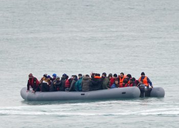 Tentuan të kalojnë 8 emigrantë shqiptarë për në Britani me gomone, dënohen burrë e grua