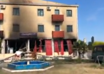 Shpërthimi në hotelin e Velipojës me 4 viktima, shihni momentin kur ndërtesa mbulohet nga tymi (VIDEO)