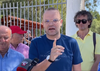 Video/ Shoqëria civile protestë para hyrjes së Butrintit: Do ta mbrojmë shpirtin e kombit tonë