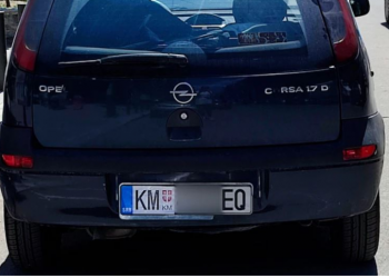 Serbët “bastisin” makinat e Kosovës, targat RKS mbulohen me ato KM