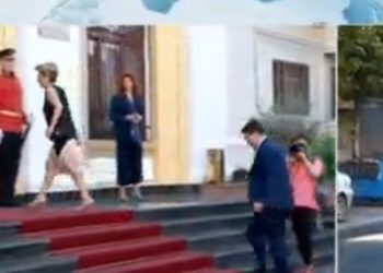 Bashkëshorti i saj lë postin, Kryemadhi ndjek betimin e Presidentit të ri