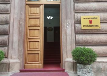 Kushtetuesja kalon çështjen për 2 nene në seancë publike pas kërkesës nga Komiteti Shqiptar i Helsinkit