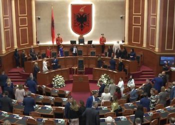 Çfarë i bëri bashkë? Balla takon Tabakun e Çupin në Kuvend, “plasin” të qeshurat mes tyre