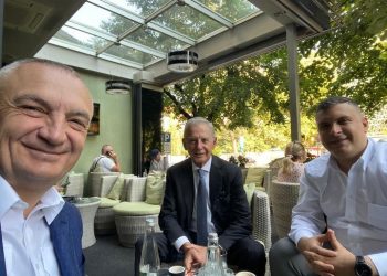 “Ka ardhur koha për veprim”, Meta poston foton me Neshon e Blushin