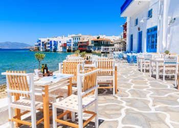 “Çmenduritë” në ishullin e miliarderëve, 15.000 euro tavolina e rreshtit të parë në koncert