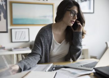 Pse gratë kanë më shumë borxhe se burrat?