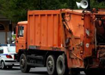 E zuri makineria, vdes punëtori i pastrimit të plehrave brenda kampit të muhaxhedinëve