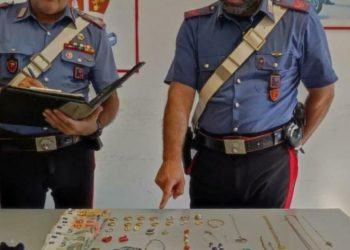 Karabinierët ndjekin këmba-këmbës shqiptarin, 37-vjeçari përplas “BMW” dhe plagoset