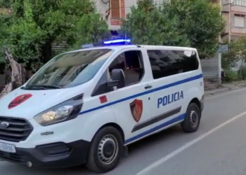 Përshkoi 3 km për të luajtur, zhduket 3-vjeçari në Elbasan, “në këmbë” forcat “Shqiponja”