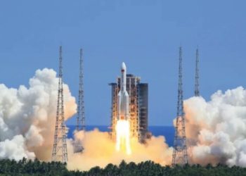 Mbetjet e raketës kineze futen në atmosferën e Tokës, ja ku ranë