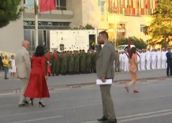 Të kapur për dore, Rama mbërrin në ceremoninë e presidentit të ri