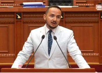 Kullat pa leje në mes të Tiranës, Salianji nga sheshi “Skënderbej”: Qeveria është e kapur