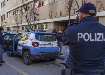 U ndoqën si nëpër “filma”, shqiptarët plagosin 4 policët në Itali