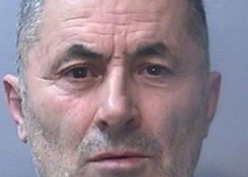 63-vjeçari kapet në shtëpi bari në Angli: Kam para borxh, gruaja dhe vajza në Shqipëri duan që…